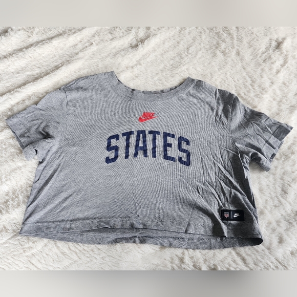 The Nike Tee Crop Top - Picture 1 of 2